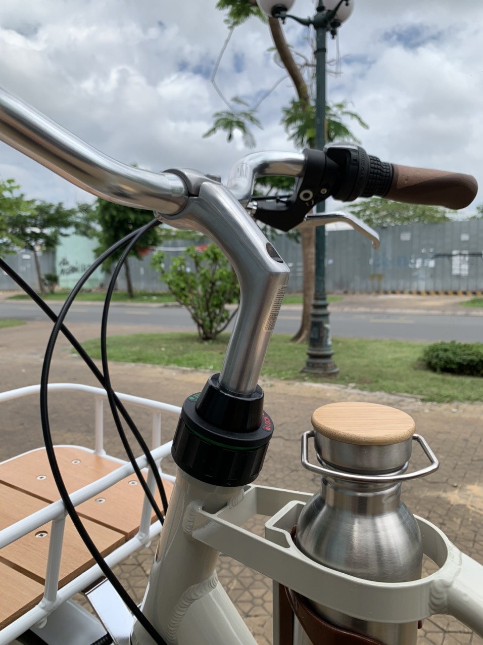 Xe đạp thời trang 2021 VinaBike Latte V 26 Kem