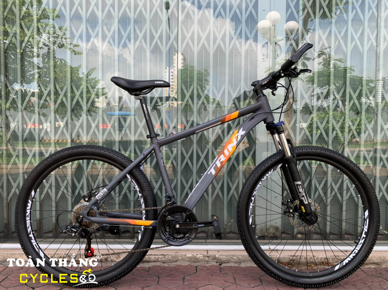 Xe đạp địa hình TRINX M136 2021 Xám Cam