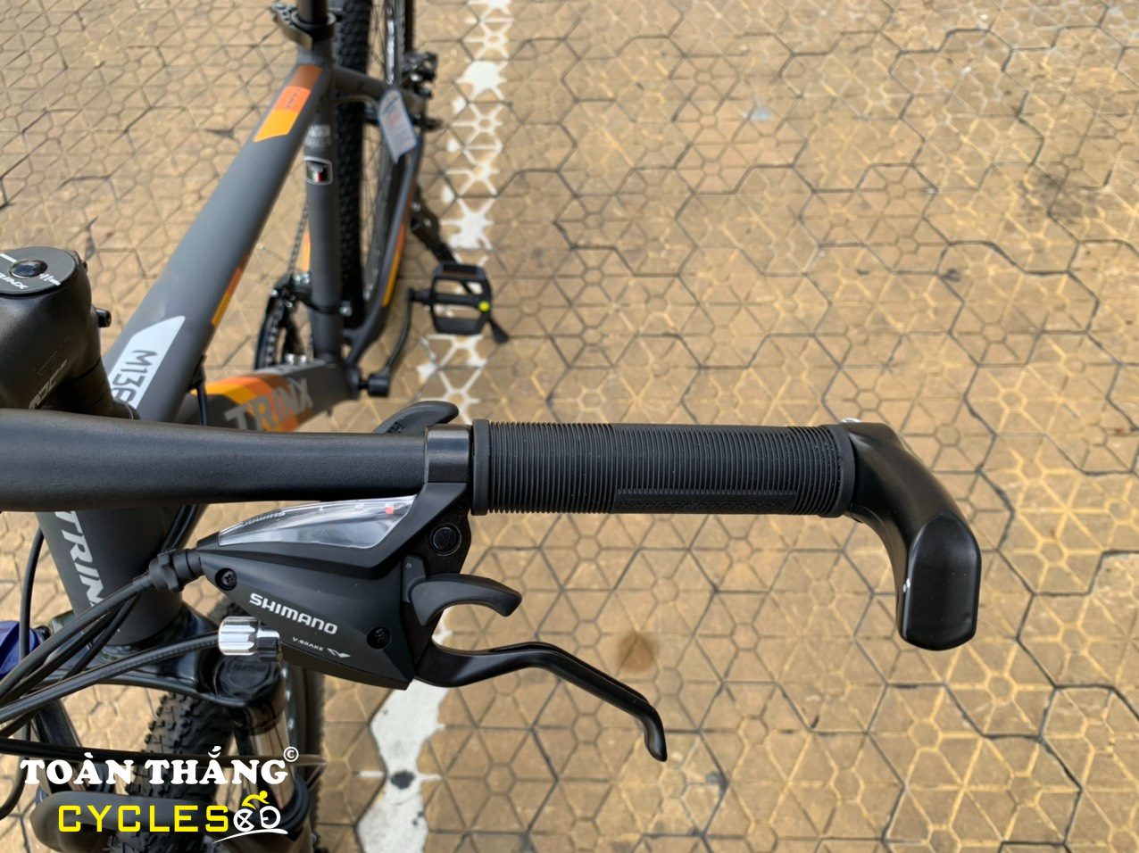 Xe đạp địa hình TRINX M136 2021 Xám Cam tay thắng