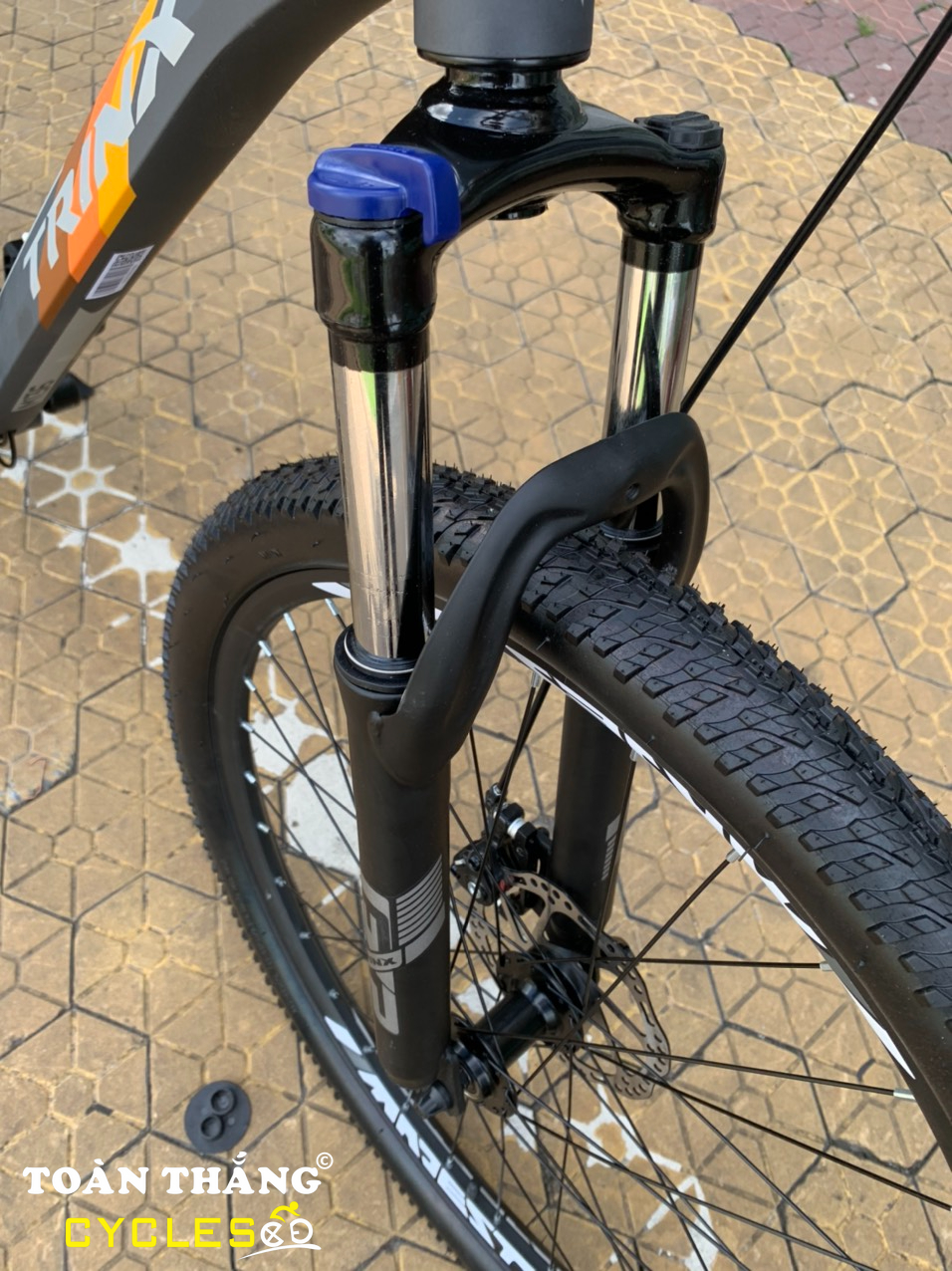 Xe đạp địa hình TRINX M136 2021 Xám Cam Phuột có lock
