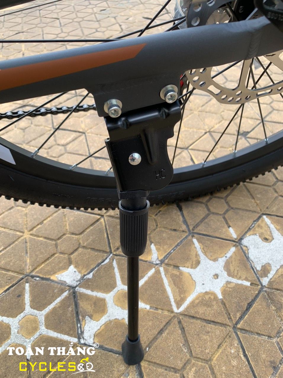 Xe đạp địa hình TRINX M136 2021 Xám Cam chân chống