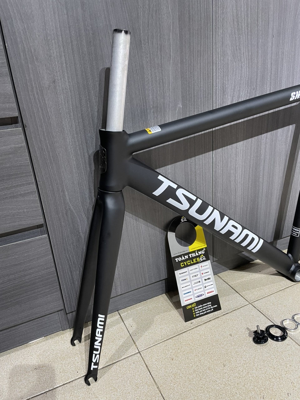 Khung sườn xe đạp Fixed Gear Tsunami SNM100 Black
