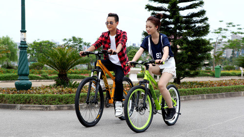 Người đẹp Việt ưa chuộng mặc legging đạp xe quanh hồ Tây