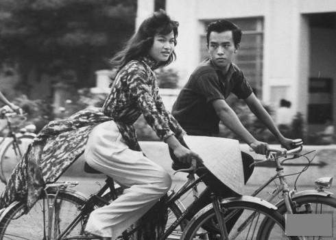 Xe đạp áo dài: Ngắm nhìn những cô gái Việt diện chiếc áo dài truyền thống điềm đạm cùng chiếc xe đạp cổ. Chúng ta sẽ được trải nghiệm một phần của nền văn hóa và lịch sử phong phú của đất nước Việt Nam.