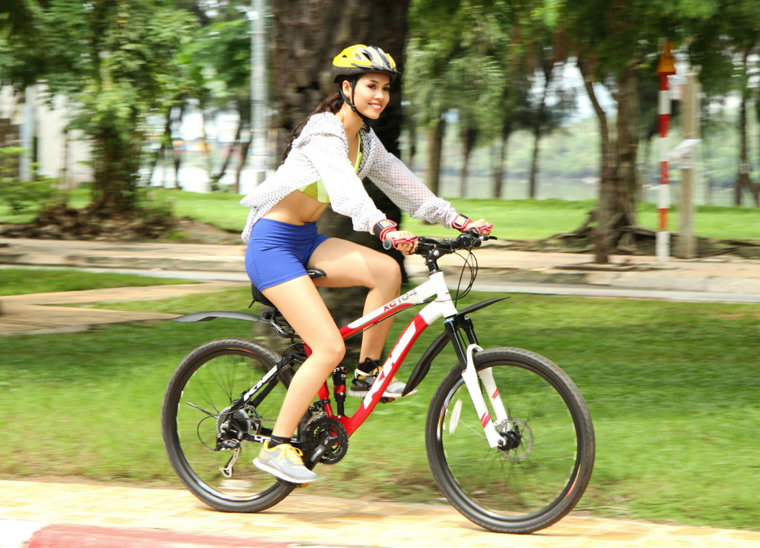 Con gái đi xe đạp giúp tăng cường sức khỏe và rèn luyện thể lực. Họ không những là những cô gái tràn đầy năng lượng mà còn là những đối thủ không thể bỏ qua trong những cuộc đua trên đường phố. Hãy cùng xem hình ảnh của con gái đạp xe để cảm nhận vẻ đẹp và sức hút của họ.