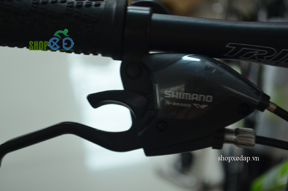Xe đạp thể thao TrinX M136 tay đề shimano trái