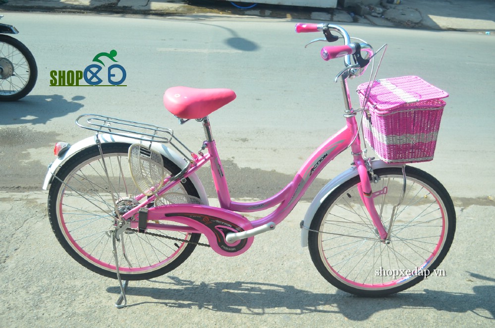 Với màu hồng thông dụng, chiếc xe đạp này không chỉ dễ dàng phối hợp với các trang phục khác nhau mà còn giúp bạn đặc biệt hơn trong mắt mọi người. Chất lượng đảm bảo, giá cả hợp lý và kiểu dáng thời trang, hãy nhanh chóng xem bức ảnh để chọn cho mình một chiếc xe đạp thông dụng màu hồng nhé.
