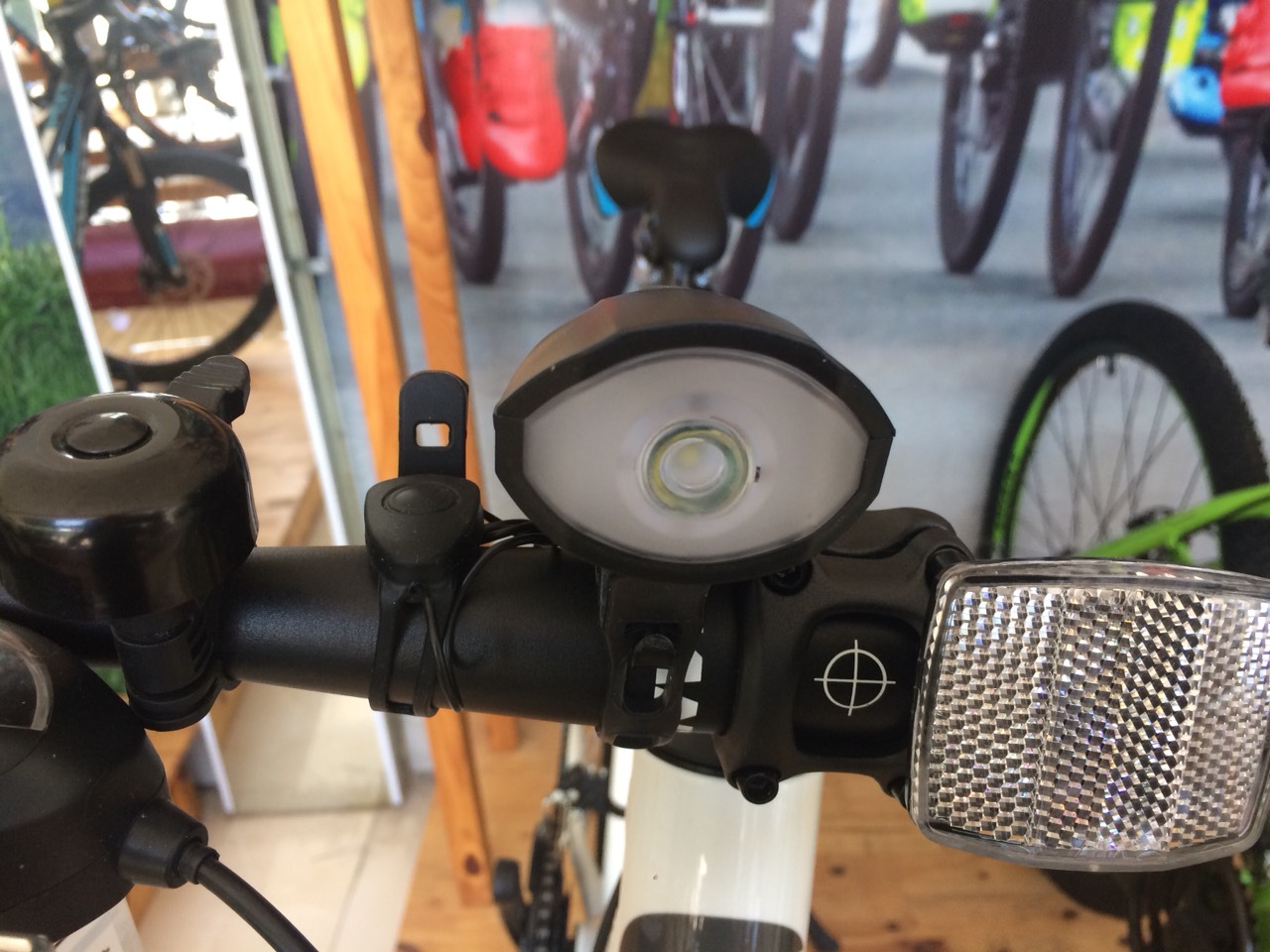 Đèn kiêm còi xe đạp trước sạc USB 2 trong 1