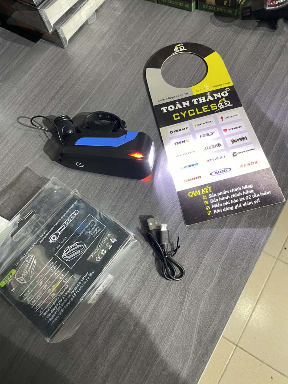 Đèn kết hợp còi sạc USB AS0909