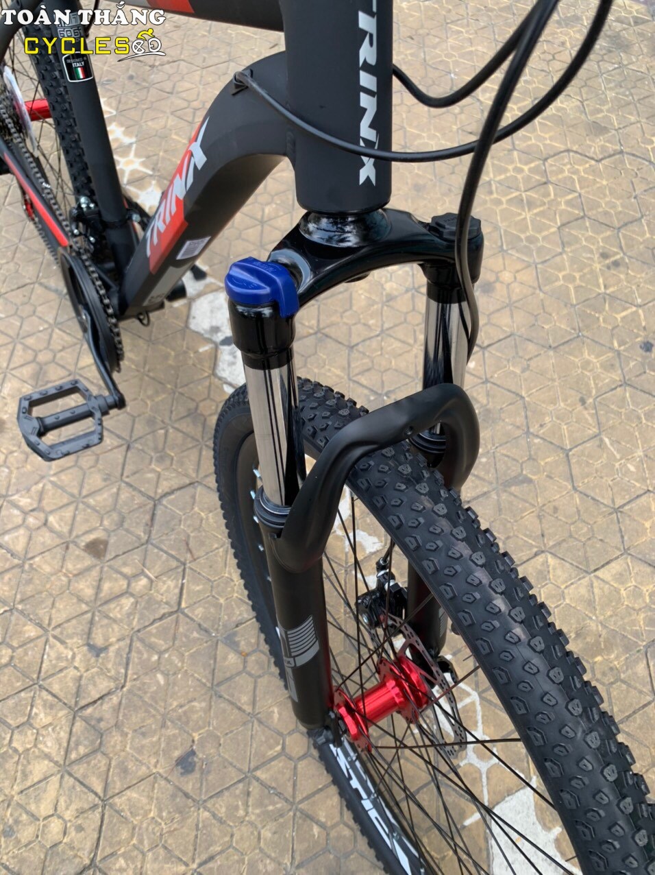 Xe đạp địa hình TRINX M136 2021 Đen xám đỏ