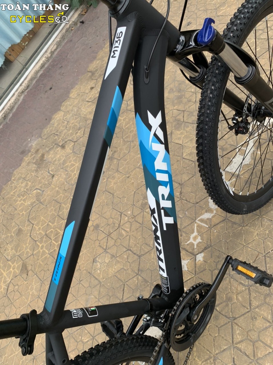 Xe đạp địa hình TRINX M136 2021 Đen xanh dương
