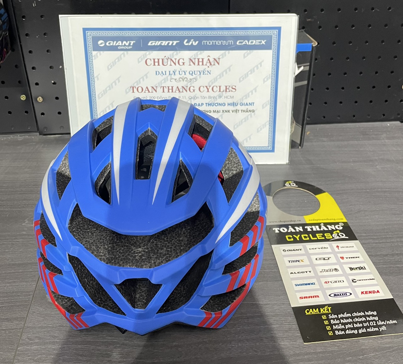 Mũ bảo hiểm xe đạp Win 04 Có kính hít(Xanh dương đỏ)