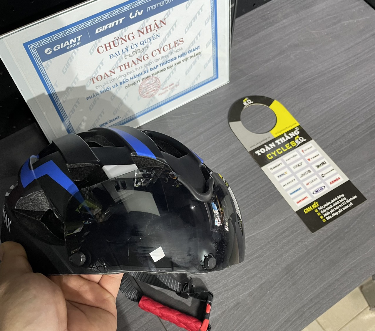 Mũ bảo hiểm xe đạp Win 04 Có kính hít(Đen trắng xanh dương)