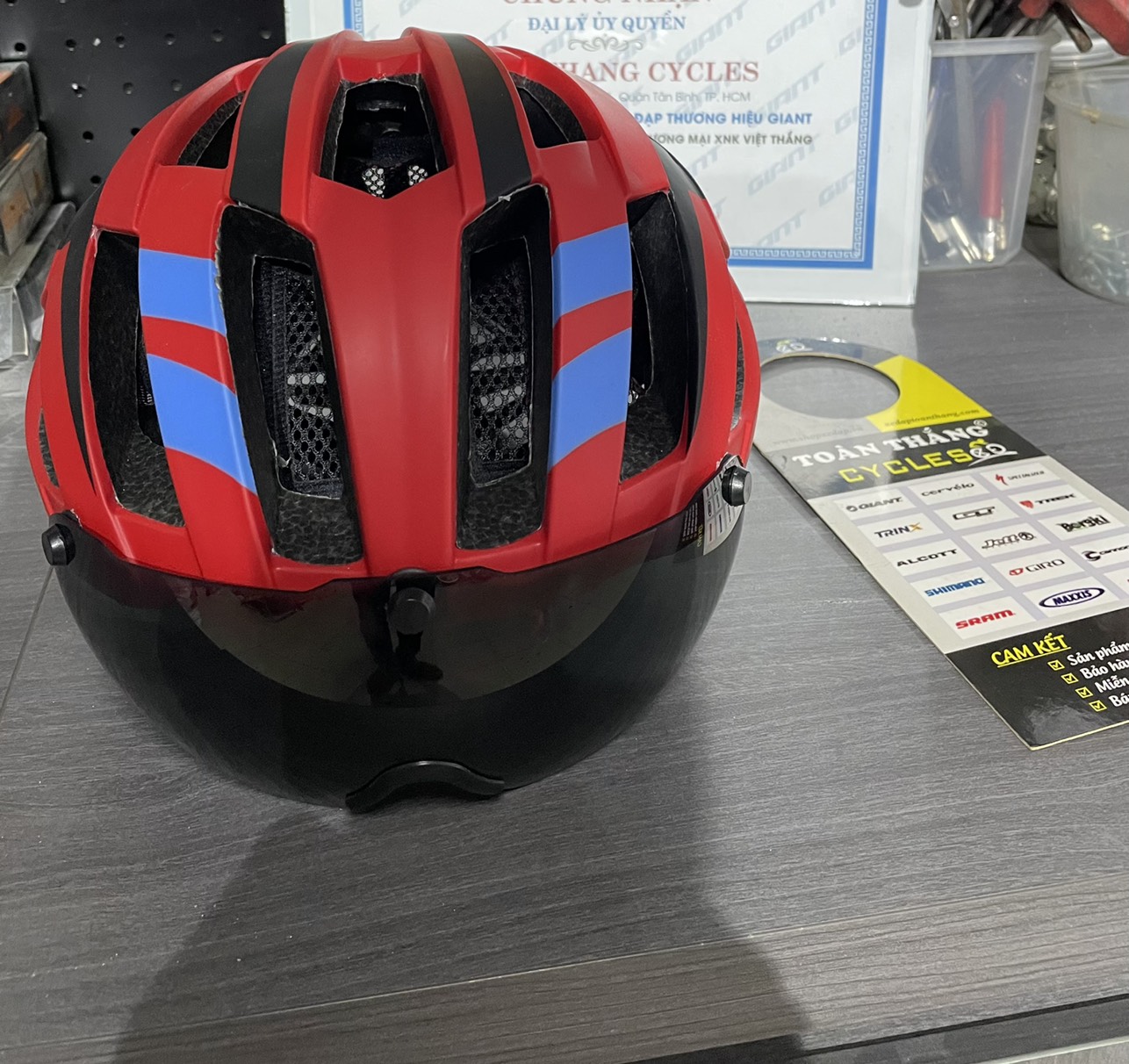 Mũ bảo hiểm xe đạp Win 04 Có kính hít(Đỏ xanh dương)