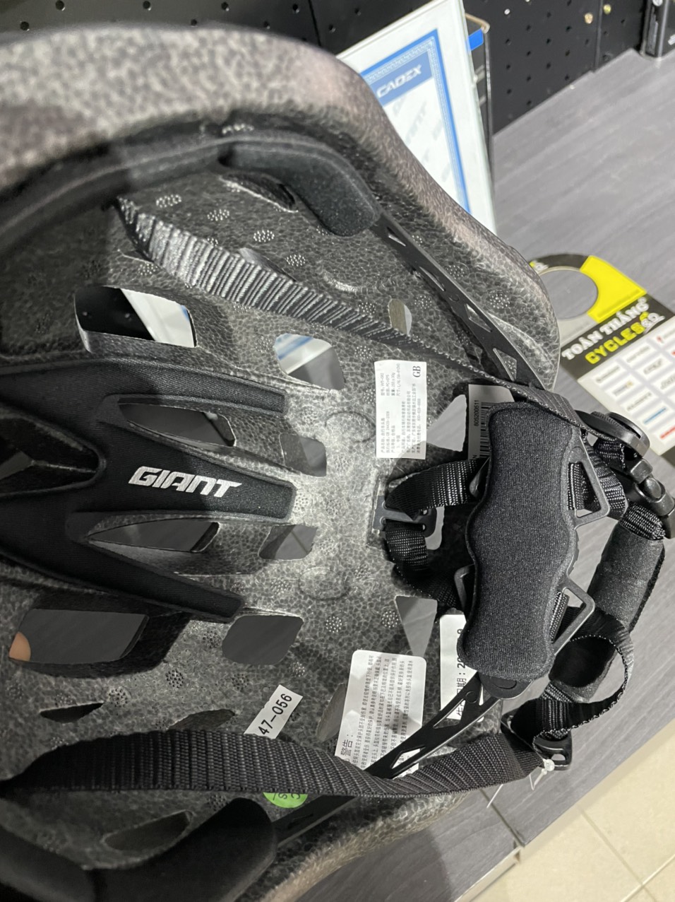 Mũ bảo hiểm xe đạp Giant WT082(Đen Trắng)