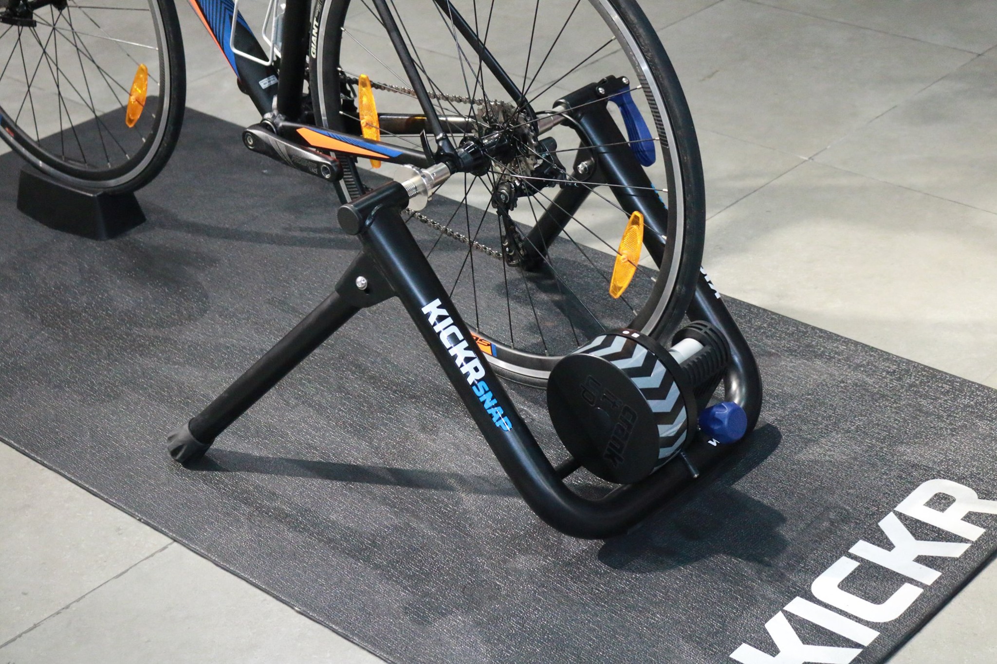 Thiết bị tập luyện đạp xe tại nhà Wahoo KICKR Snap – Power Trainer 2022