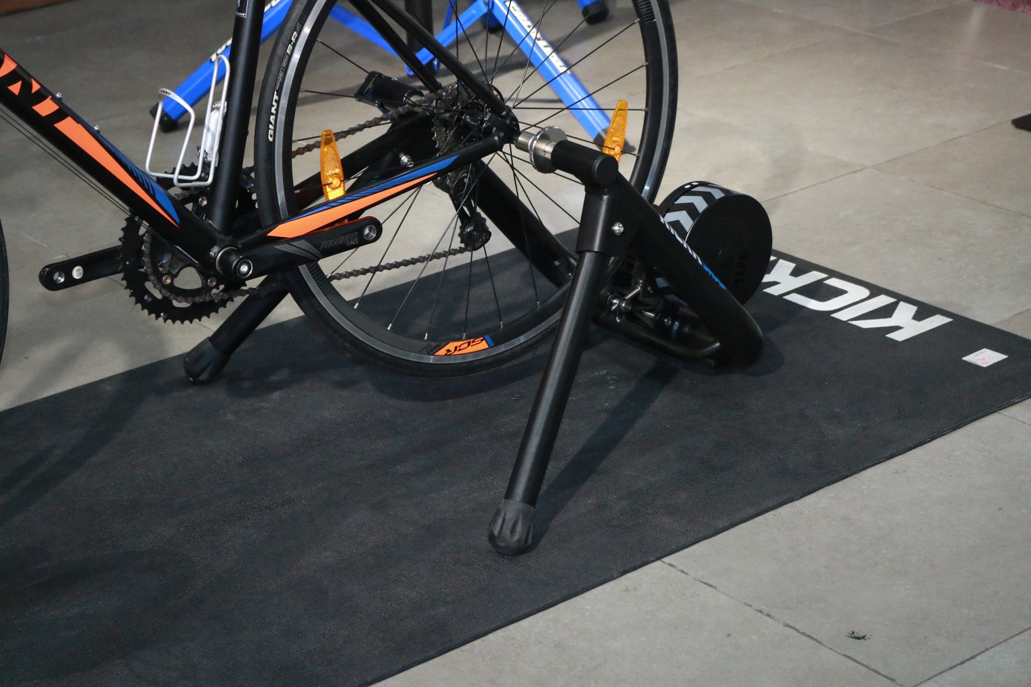 Thiết bị tập luyện đạp xe tại nhà Wahoo KICKR Snap – Power Trainer 2022