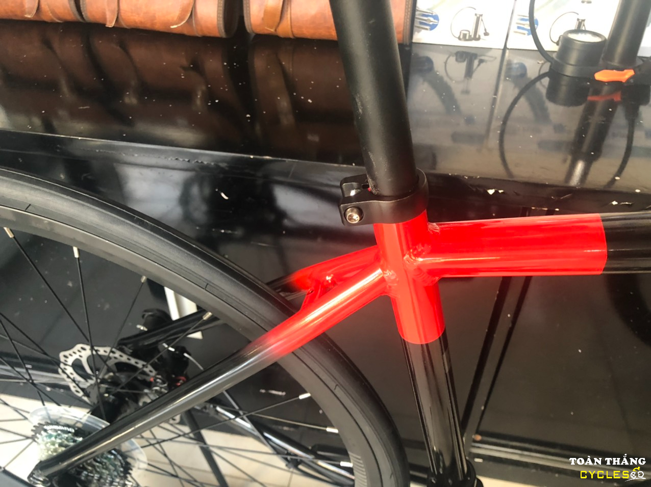 Xe đạp đua HUGE Power 2 2022 Đen đỏ
