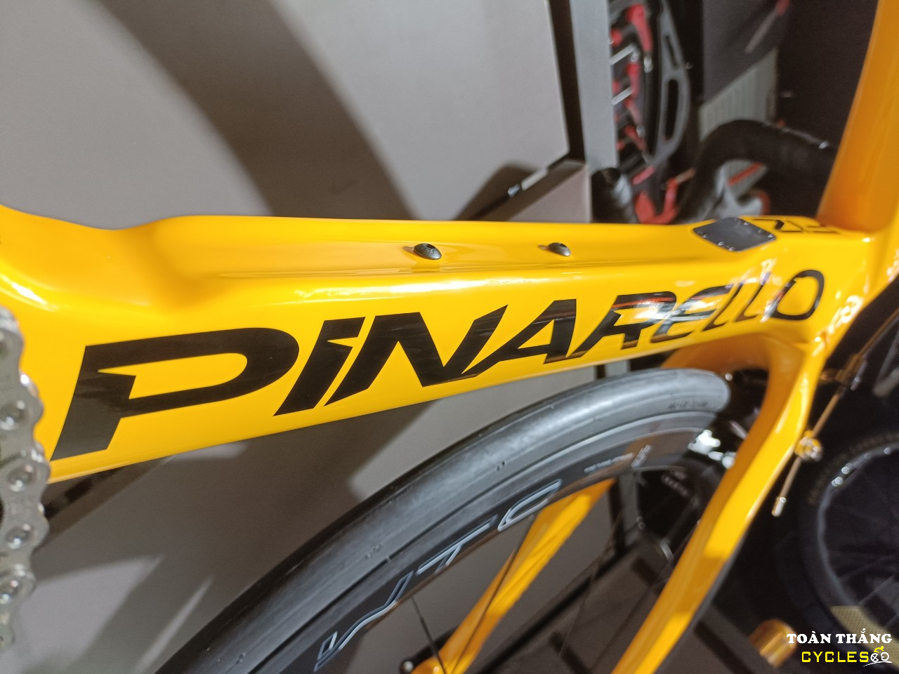 Xe đạp đua Pinarello F12 105 R7000 Campanolo WTO 500mm