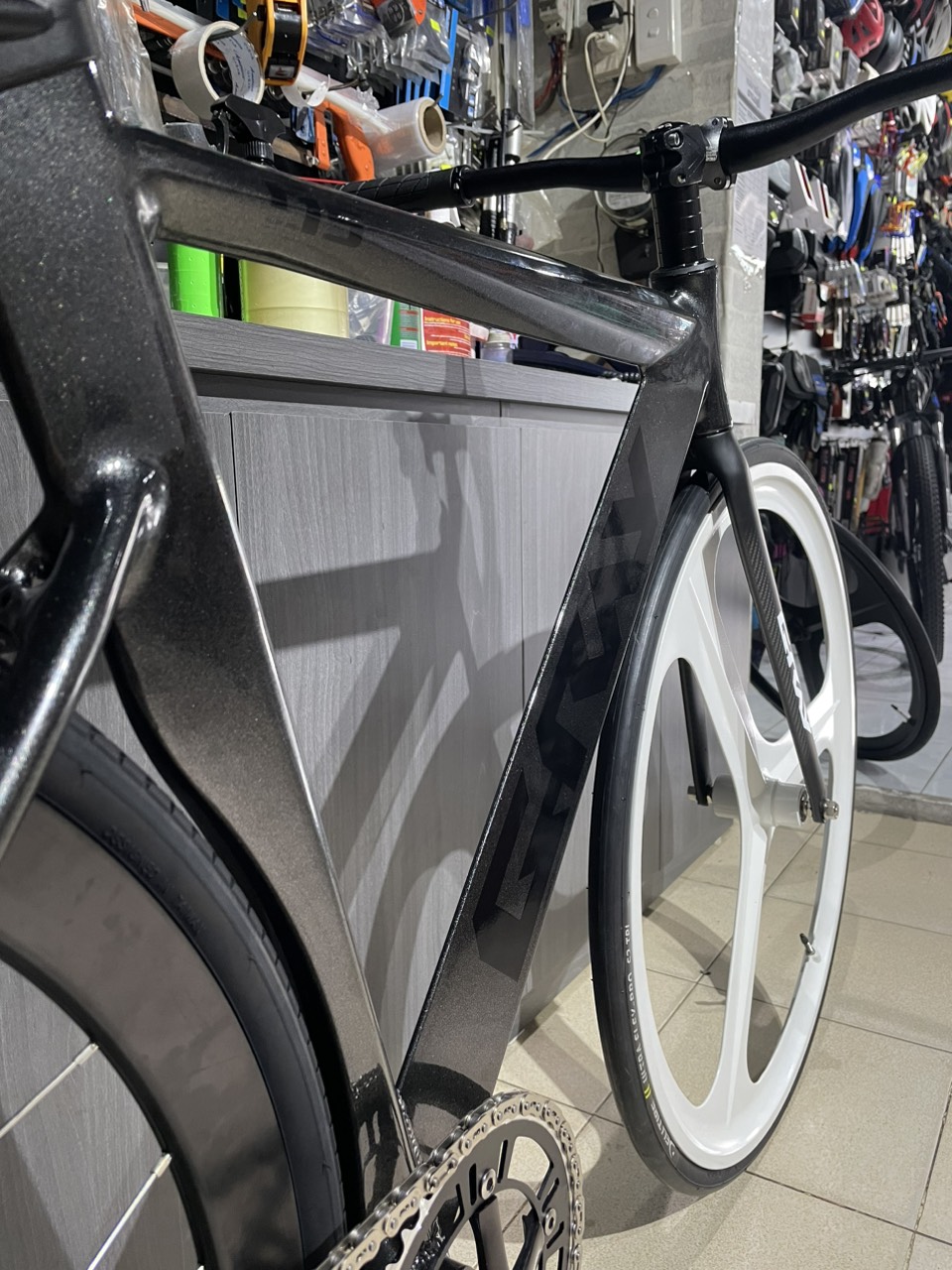 Xe đạp Fixed Gear Gray F15 full nhôm 3 đao Trắng